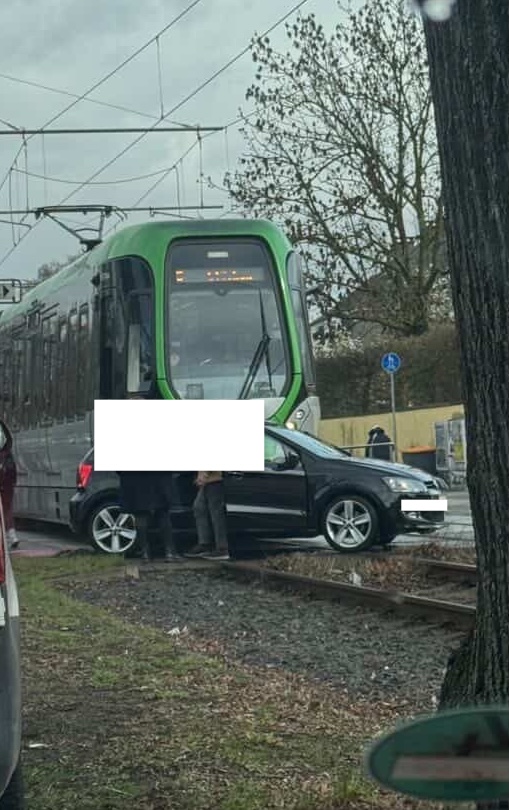 PKW im Gleis 25.03.2026